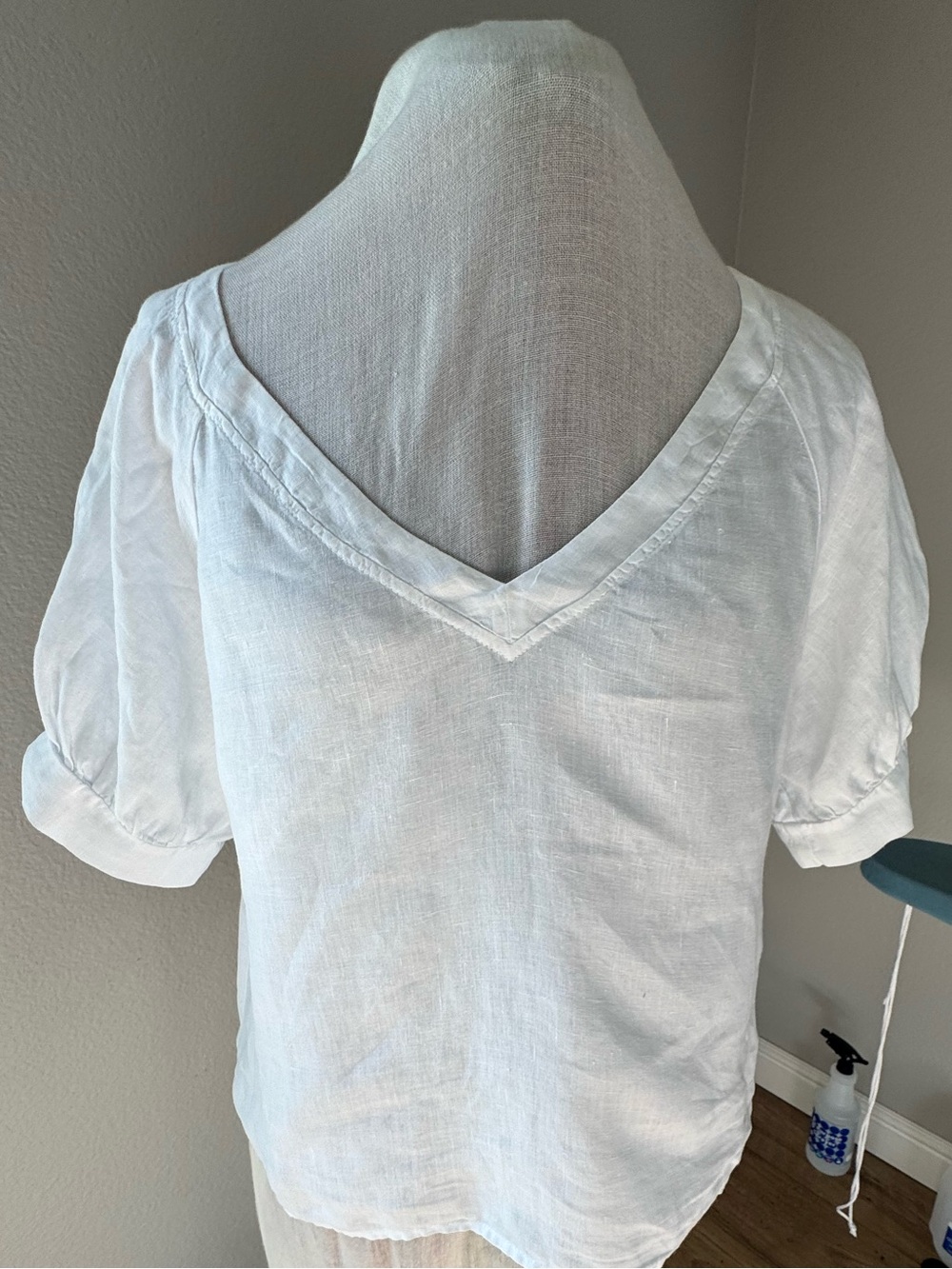 Velvet by Graham & Spencer White V-Neck Short Sleeve Linen Blouse
